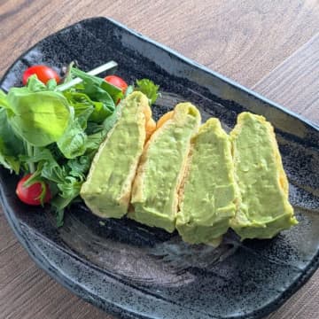 【アボカド1個×油揚げ1枚】火いらずで簡単！「まさかの相性抜群」「全部一人で食べたい」絶品おかずレシピ
