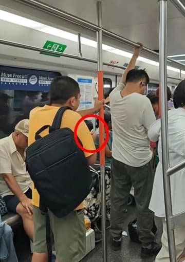 地下鉄車内で堂々とたばこを吸う男性―湖北省武漢市