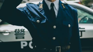 「年金月20万円」「貯金8,000万円」“まじめが取り柄”の65歳・元警察署長だったが…2年ぶりに帰省した40歳長男、実家の玄関を開けて目にした〈まさかの光景〉に絶句【CFPが警告】