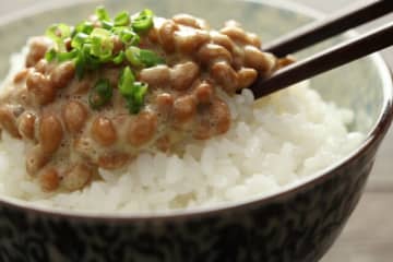 速水もこみち、”のど越し抜群”『ふわふわ納豆飯』の作り方を公開！”シャバシャバ・とろとろ”新感覚の納豆かけご飯にネットでも絶賛の声「食欲無い時はこーゆーのがありがたい…」「ご飯泥棒だよー！」