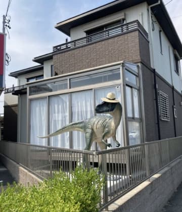 庭に恐竜がいる日常が最高すぎる！？警察と住人のやり取りが秀逸すぎた！住宅街の珍事に400万表示超え！