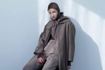 フィーニー 2025-26年秋冬コレクション、柔らかな抜け感のモノトーン