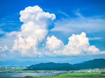 『入道雲』が夏に多い理由とは？ 名前の由来と季節ごとの違いも解説