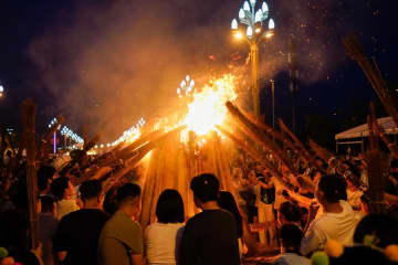 イ族伝統のたいまつ祭り、火をともし舞い踊る夜　中国四川省