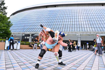 ウナギ・サヤカ　東京ドームシティで…ずぶ濡れ路上プロレス「鈴木みのる、お前を査定してやるよ！」