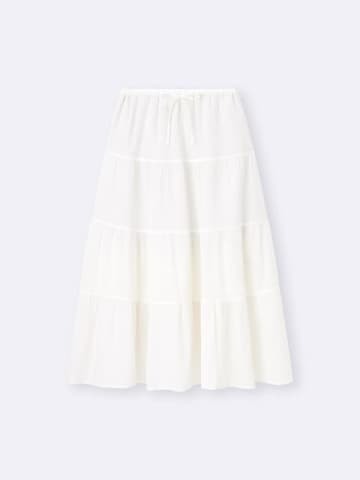【GUの淡色スカート】どう穿く？ 40・50代が参考にしたい♡「甘さ控えめコーデ」