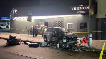 アメリカ・ロサンゼルスの繁華街で車が群衆に突っ込む　30人が重軽傷