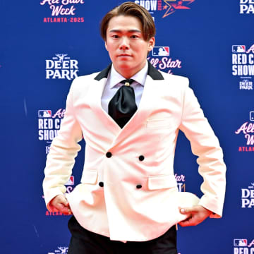 「盛大にいじられてるな」山本由伸が魅せた“純白ジャケ姿”をMLB公式がまさかの大特集！「動画が可愛すぎた」「やっぱ愛されキャラ」など大反響