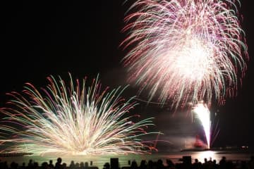 第73回 和歌山港まつり花火大会にドローンショー初導入！夜空に舞う圧巻の光のコラボレーション