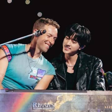 BTSともコラボした世界的バンドのコンサートで発覚！米企業の要職男女が堂々イチャイチャ不倫