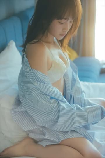 川栄李奈、大人の色気あふれるランジェリー姿披露　1st写真集「youphoria」先行カット公開