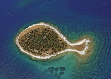 「これ島なの！？」Googleマップで発見された"魚そっくりの島"にSNS騒然　正体はクロアチアの無人島？