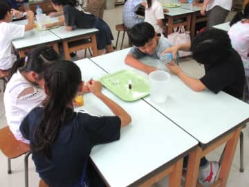 アサヒ飲料が小学生に初のジュースづくりをテーマにした出前授業　実際の商品開発の流れに沿って進行