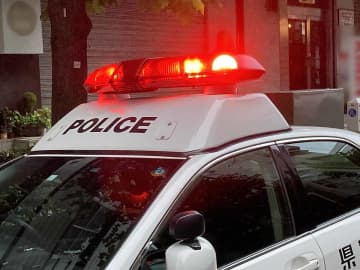 川崎　ワゴン車にはねられ女性死亡　運転の専門学校生を容疑で現行犯逮捕