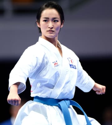 「めちゃカッコええ！」五輪銀メダリストが魅せた“パンプスで豪快飛び蹴り”にファン喝采！「令和の女ドラゴン」「女優さんみたい」