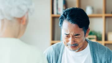 〈月収60万円〉〈退職金2,800万円〉60歳定年夫を絶句させた「86歳母からの電話」…5日後、35年連れ添った58歳妻が放った「衝撃のひと言」に撃沈