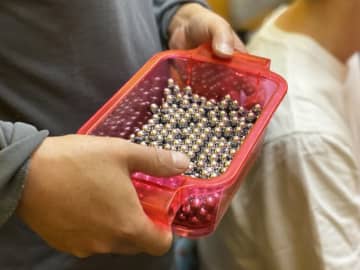 パチンコで“確変台”を譲ってもらった結果 → 店員に止められ強制終了「4800発は持ってて良いって言われたけど」