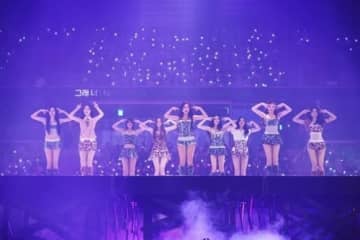 TWICE、ワールドツアー開幕！サプライズ発表にメンバー全員のソロ曲も…360度ステージにファン熱狂