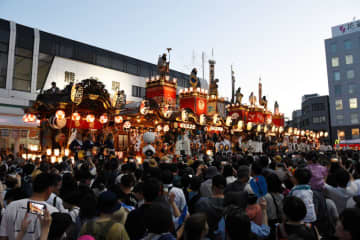「関東一の祇園」熊谷うちわ祭始まる　酷暑を吹き飛ばすような“たたき合い”　きらびやかな山車と屋台、猛暑の町内を巡行　夕暮れ迫る熊谷駅前に全12台が勢ぞろい　22日まで