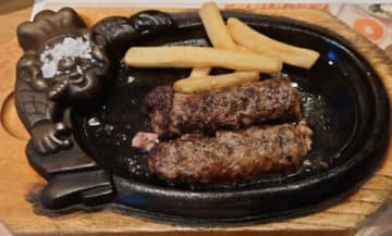 「食べる前に笑わせないでｗ」と客が懇願。鉄板の“おじさん”、毎回“塩で目潰し”される謎の儀式が、あまりにシュールすぎた
