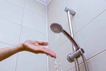 暑いのでお風呂を「40→39度」にしたい！ 夫は「熱いシャワーが好き」とのことですが、1度下げれば“節約”にもなりますよね？ 1ヶ月のガス代をシミュレーション