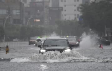 台風6号の影響で中国海南省に強い雨
