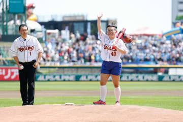 楽天、キンタロー。さんが始球式「磯野とたくさん練習したのに！悔しいです！」