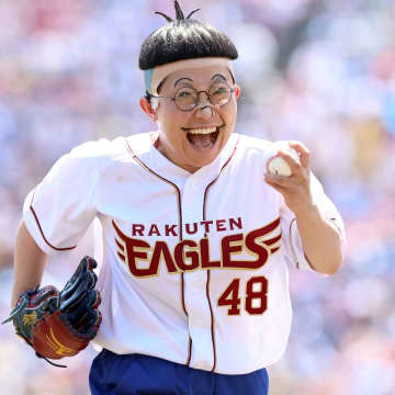 「磯野と練習したのに！」楽天始球式に登場した“サザエさんの中島くん”がまさかのトルネード投法で観衆沸かせる！「ノーバンできず悔しい」