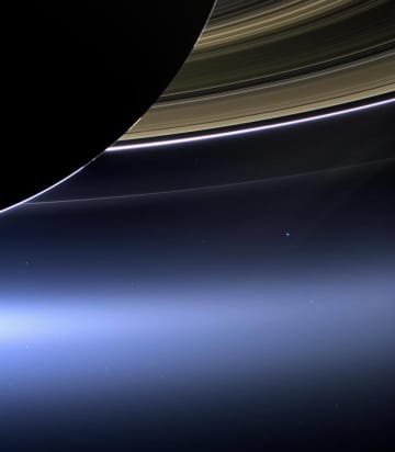 14億km彼方の輝く「地球」　2013年7月19日に土星探査機カッシーニが撮影