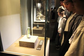 ガラスや貝細工…自然がつくる輝きと色彩　箱根ガラスの森美術館で特別展