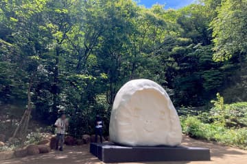 六甲山で奈良美智の大型作品がお披露目、かなり近くで鑑賞可