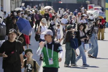 万博成功へヤマ場の夏休み　猛暑、花火で巻き返し