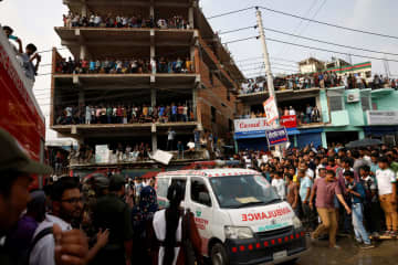 空軍機墜落、20人死亡　バングラ、大学敷地に