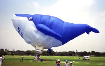 ＜あのころ＞クジラの熱気球がふわり　36年前の7月22日