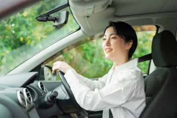 「車で通勤する」を英語で言うと？