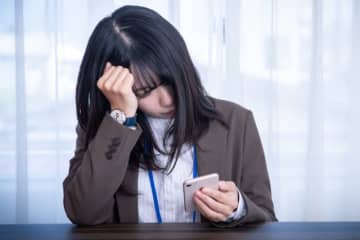 「やっておいたよ！」とミス連発の先輩を「頑張ってるから」と放置する上司…尻拭いさせられる20代女性の嘆き
