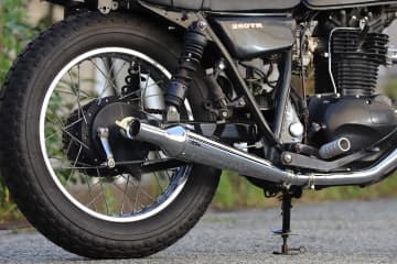 スチール製クローム仕上げが美しい　250TR向けメガフォンマフラー登場