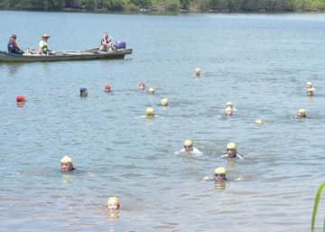 伝統泳法や平泳ぎ3.5キロ　那珂川遠泳大会　茨城・水戸