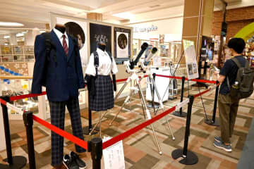 劇中望遠鏡や衣装並ぶ　映画公開記念　地元高校モデル　土浦で31日まで　茨城