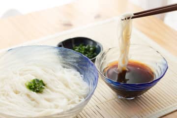 料理人・笠原将弘、”山形の絶品”『ひっぱりそうめん』の作り方を伝授！簡単なのに栄養満点…この夏”活躍間違いなし”の便利レシピに主婦も大注目「めちゃくちゃ美味かった」「今年は素麺たくさん食べれそう」