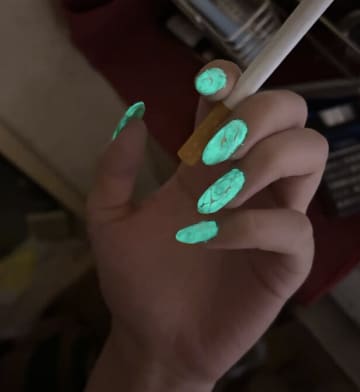 オシャレのつもりが、逆に“不審者”に？！夜道で“発光”してしまうネイル、「恥ずかしすぎて指を隠す」と共感の声