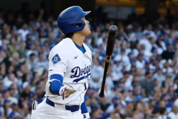 大谷翔平がリアル二刀流デーで魅せた“圧巻パフォ” 初回で取り返した35号逆転２ランにMLBが注目「壮大なムーンショットとバットフリップだ」