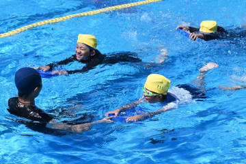 藤沢で全国初　水泳帽にタグ、溺れたら通知して救助…小学校がプールで試験　　