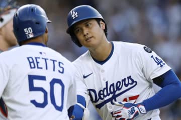 ドジャース、連敗を３でストップ！大谷翔平は３回１失点&35号２ランの派手な“二刀流ショー”を披露