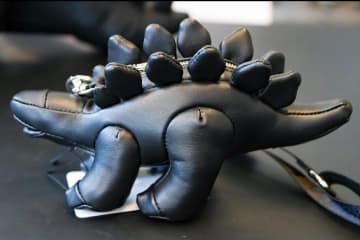 メゾン ミハラヤスヒロ26年春夏“動物型”バッグ、ステゴサウルス＆ダックスフンドなど再現