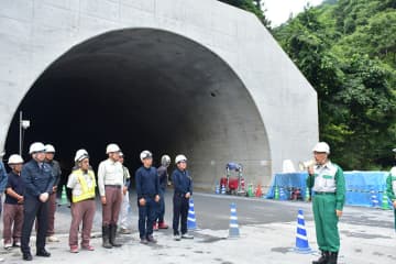 緊急開通、30日から一時的に…落石事故で8.5キロがずっと通行止めで　一般車が時速15キロ以下で24時間通行できるよう“大滝トンネル”の工事を止め、急遽開通を目指す「1～2メートル大の落石が数個」
