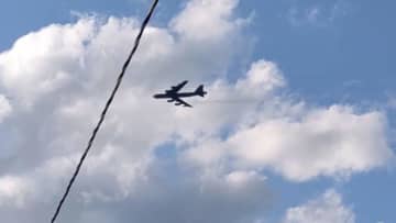 「機体がほぼ真横になった」着陸直前の旅客機と米軍爆撃機あわや衝突…パイロット英断で急旋回し回避する瞬間の映像　アメリカ