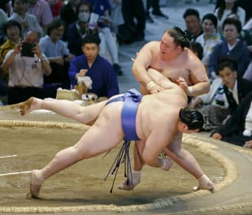 大の里3敗、40歳玉鷲が金星　平幕の一山本が1敗で首位守る