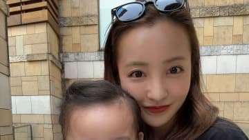 板野友美「憧れの新築」広々空間の新居を公開！娘との親子ショットとともに引っ越しを報告「ホテルみたい」「うらやましい」
