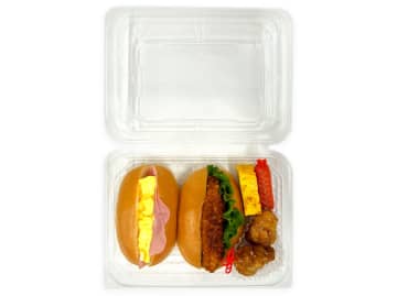 ハムタマゴを挟んだロールパンとコロッケを挟んだロールパン、玉子焼や赤ウインナーなどのおかずが手軽に持ち運べるボックスに入って税込500円! セブン‐イレブンが「ミニロール＆おかず ハムたまご・コロッケ」を本日22日(火)発売